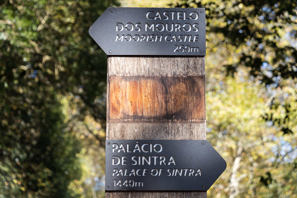 Panneaux de sites touristiques à Sintra