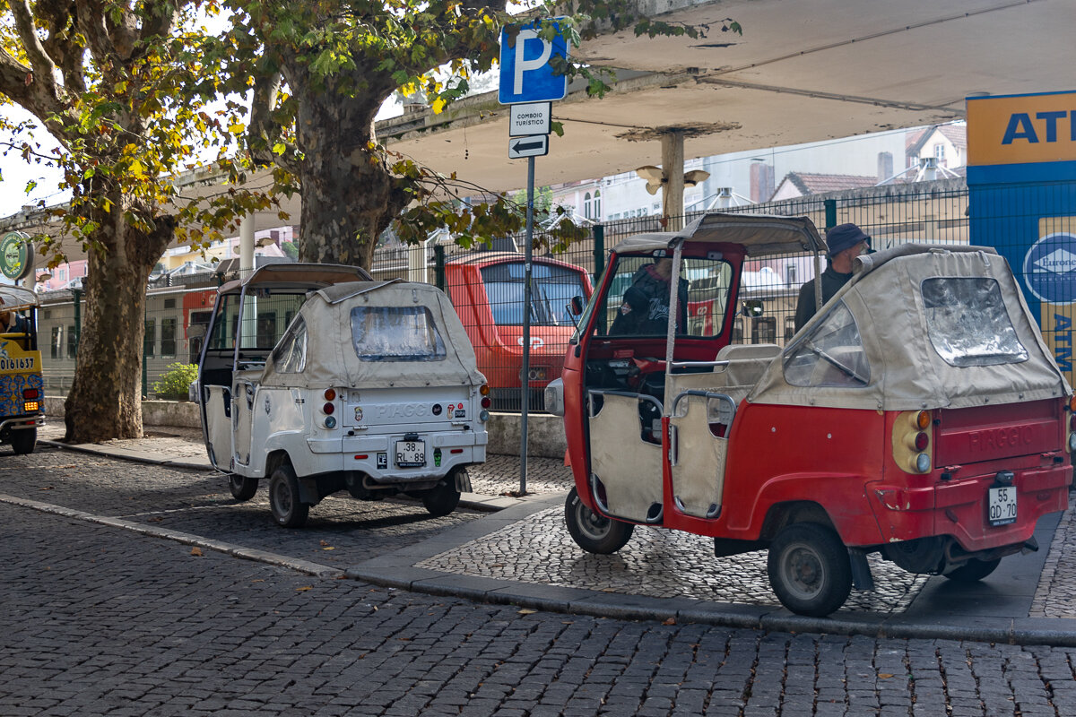 Tuk tuk devant la gare à Sintra