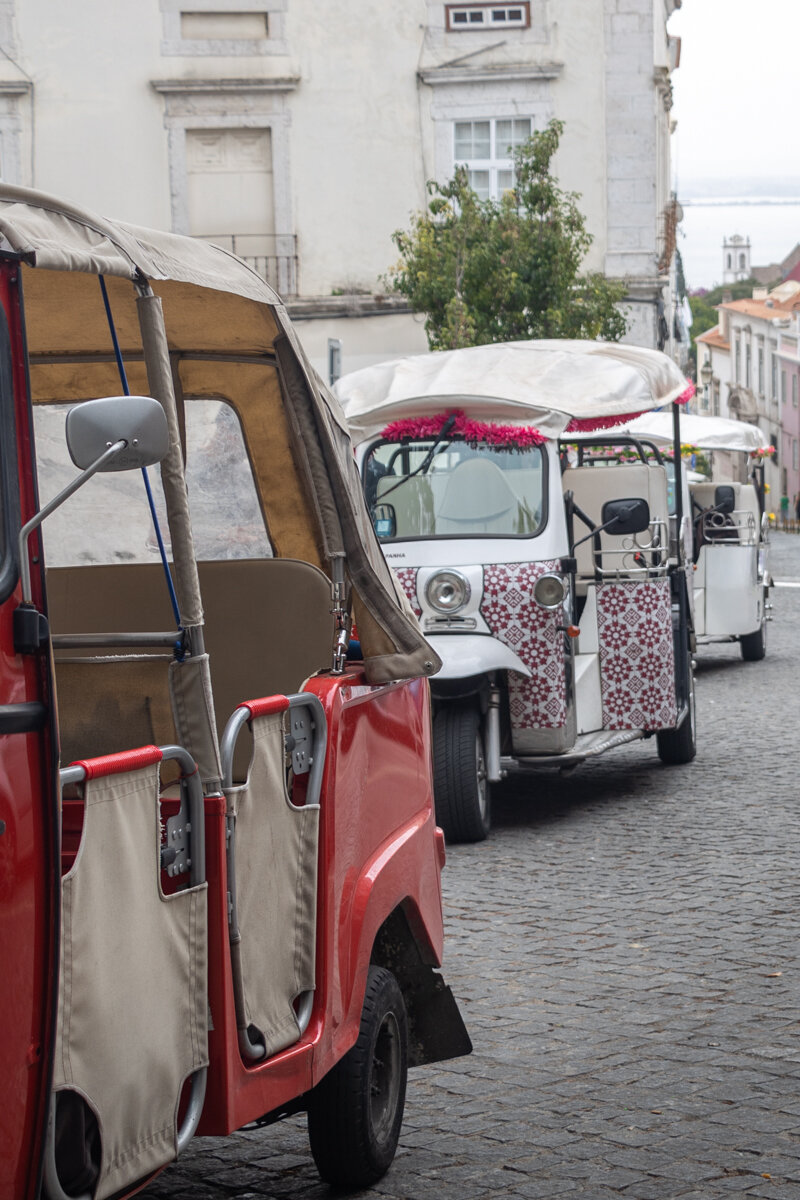Tuks tuks dans une rue à Lisbonne
