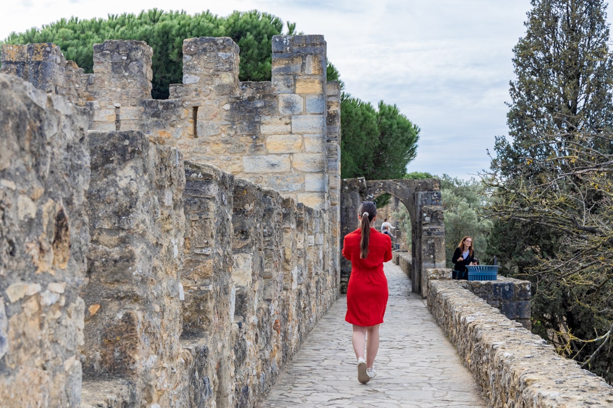 Peronne qui marche dans les remparts du château