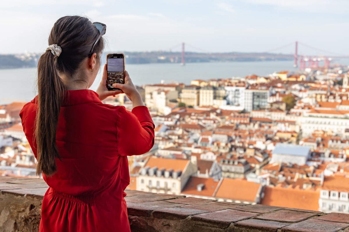 Personne qui prend une photo de la vue depuis le château Saint Georges