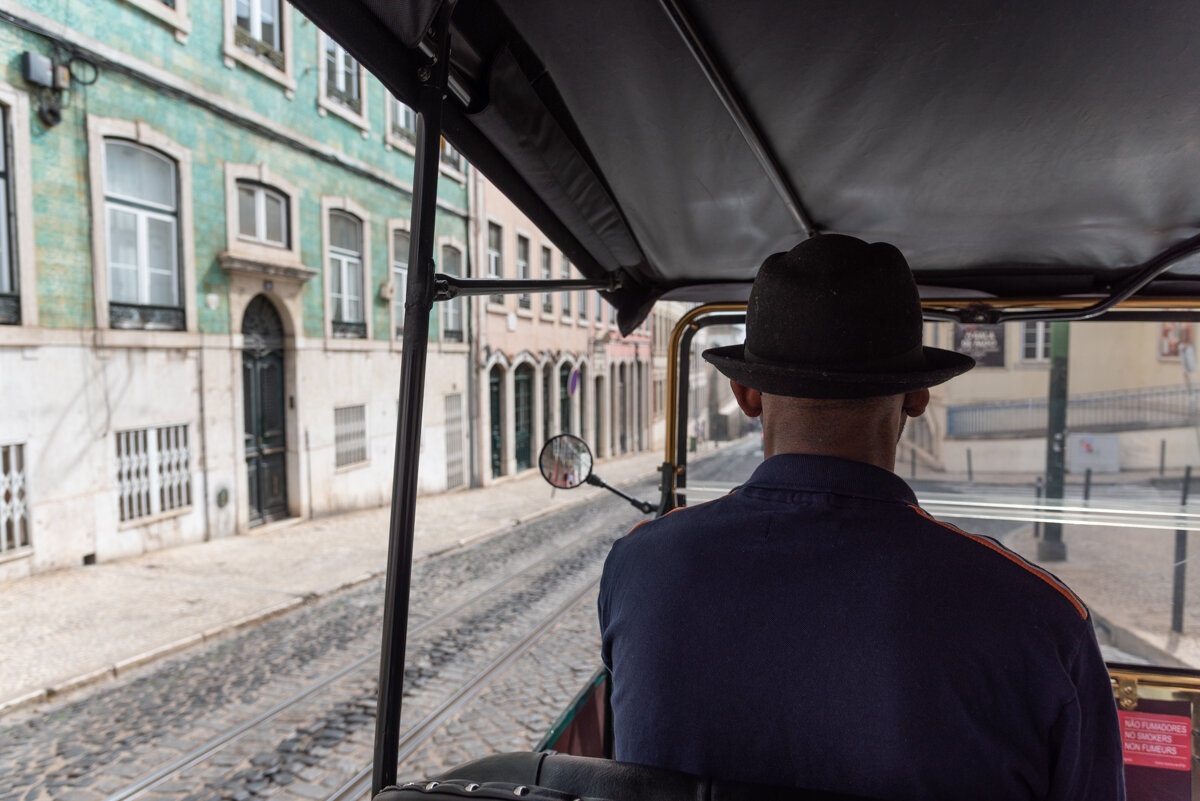 Chauffeur dans un tuk tuk à Lisbonne