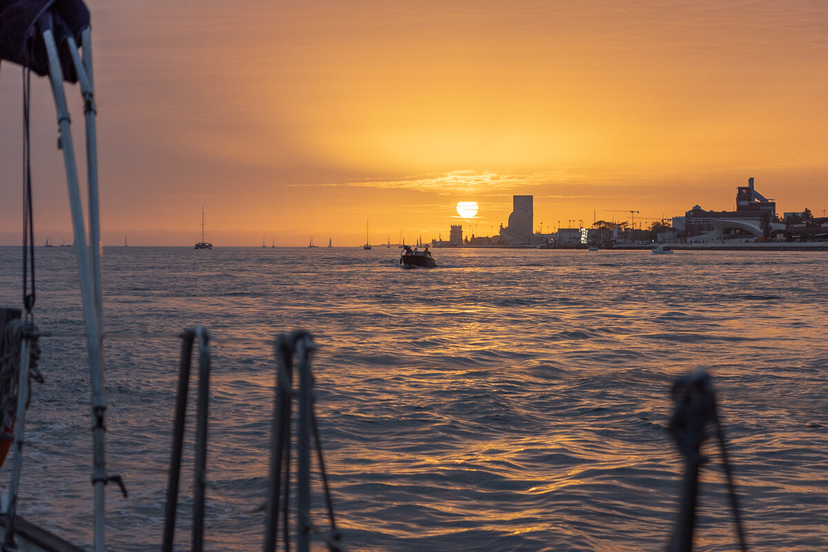 Coucher de soleil sur Lisbonne depuis un voilier sur le Tage