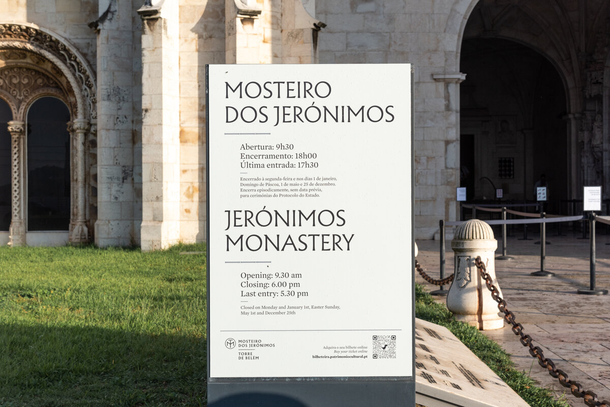 Panneau des horaires du Monastère des Hiéronymites à Lisbonne