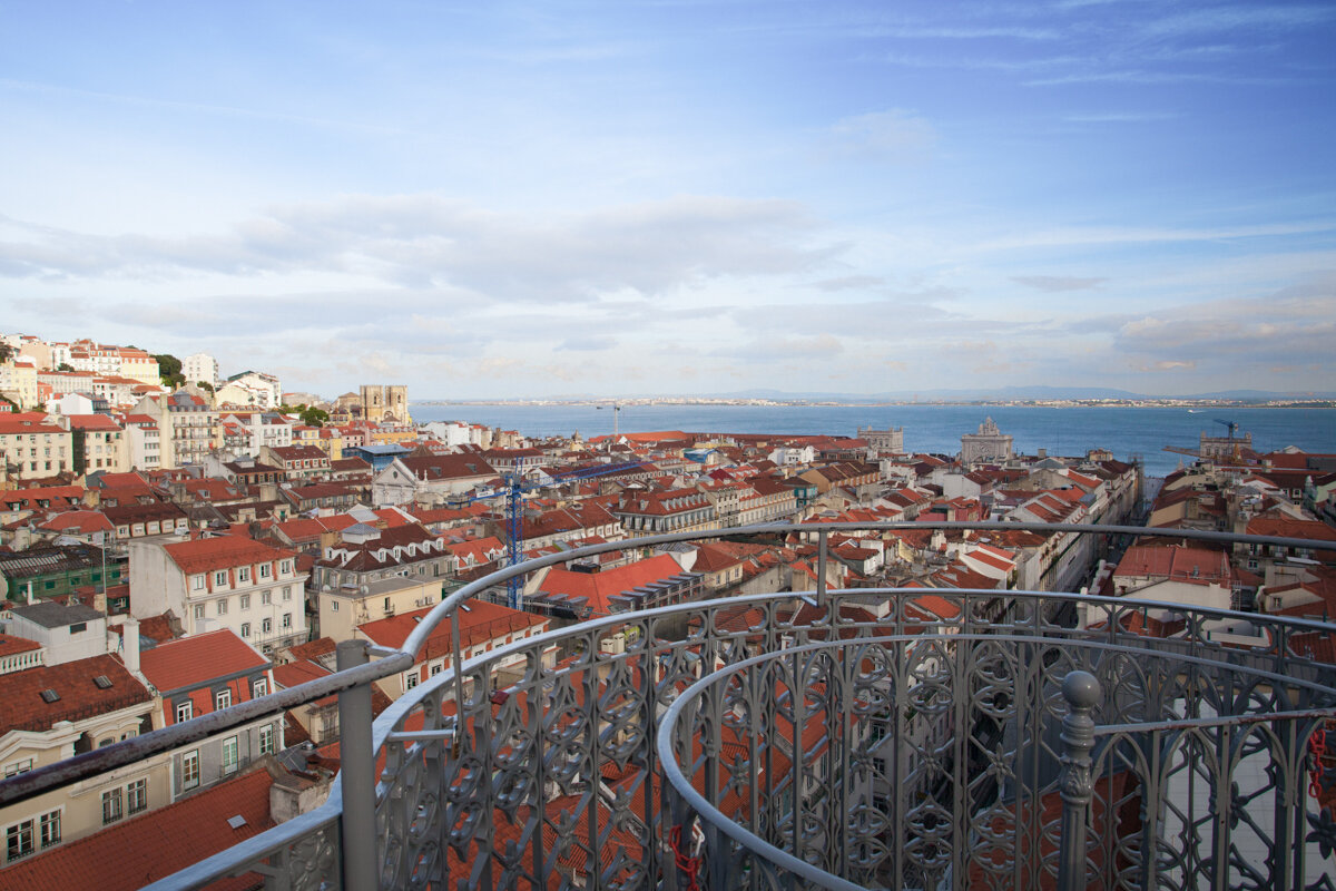 Panorama depuis le sommet de l'elevador Santa Justa à Lisbonne