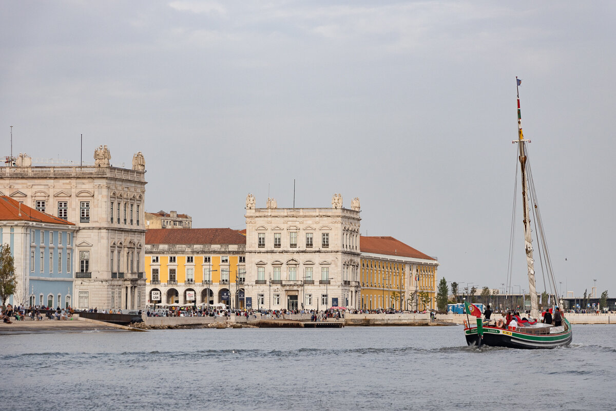 Place du Commerce de Lisbonne vue depuis un voilier