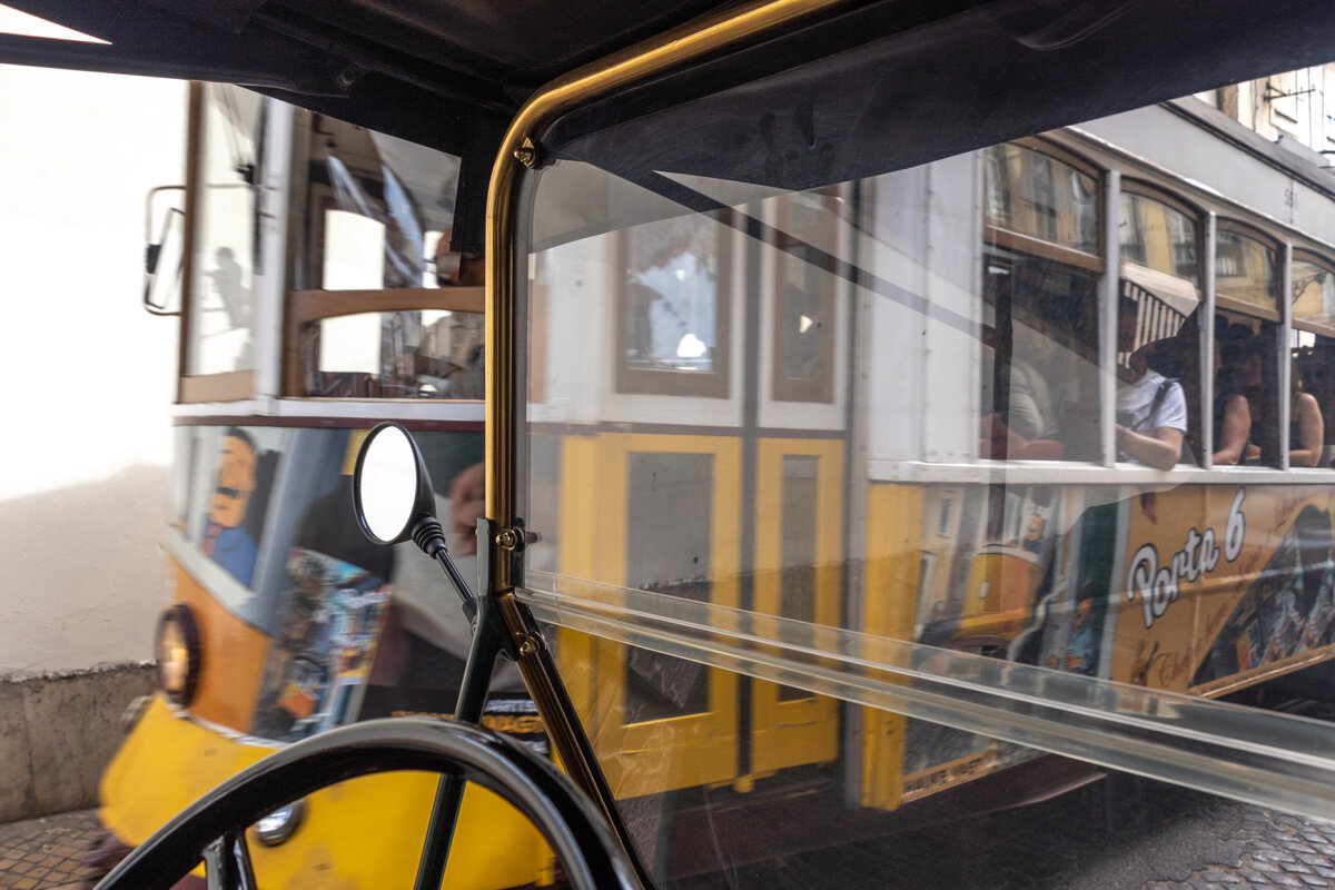 Tramway croisé en tuk tuk à Lisbonne