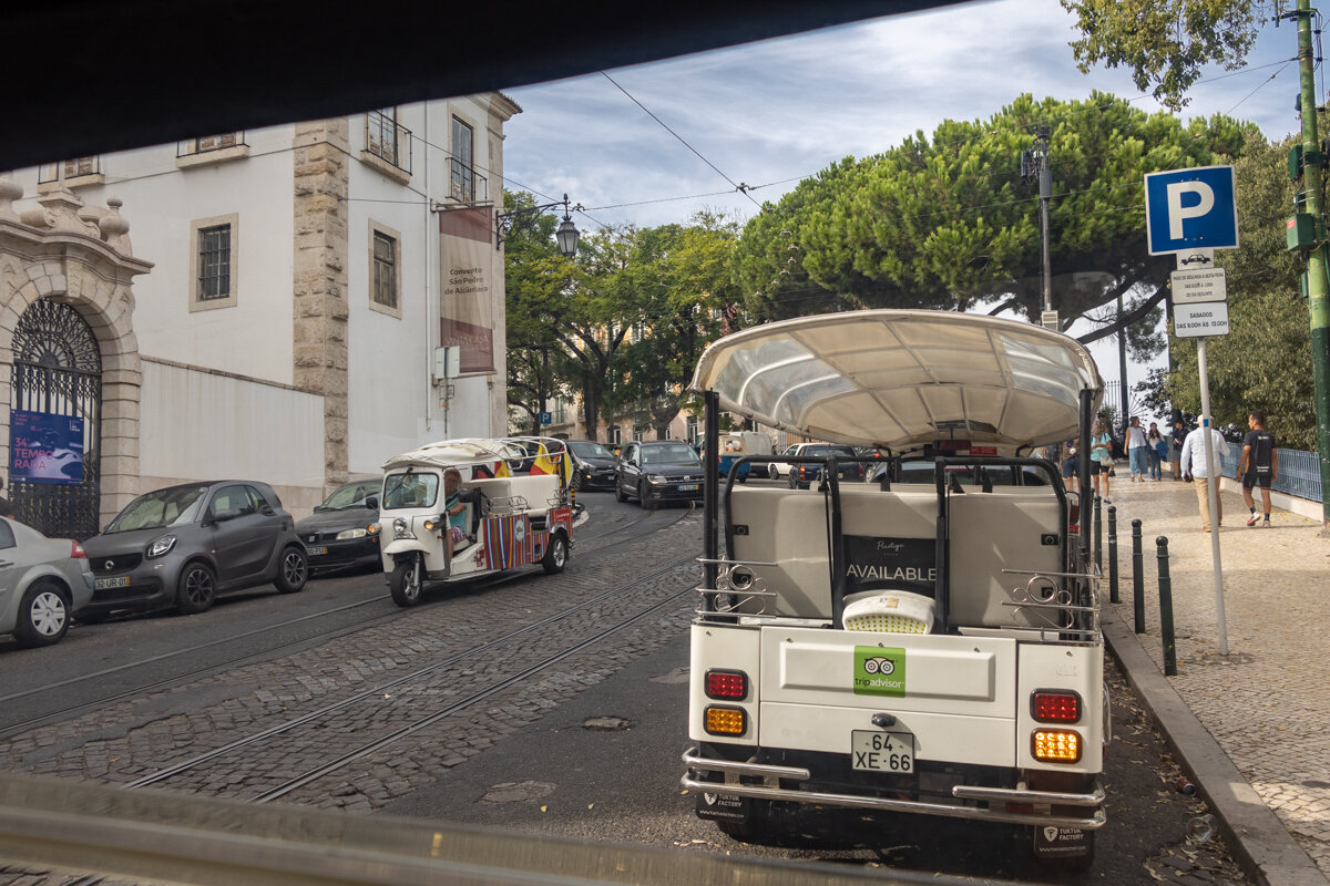 Tuk tuk garé dans Lisbonne