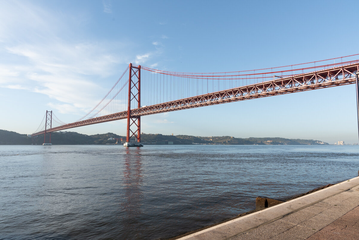 Embarcadère sous le pont du 25 Avril de Lisbonne