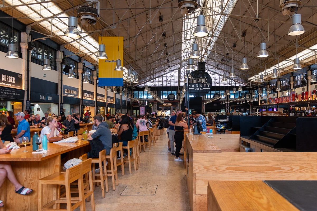 L'intérieur du food court à Lisbonne
