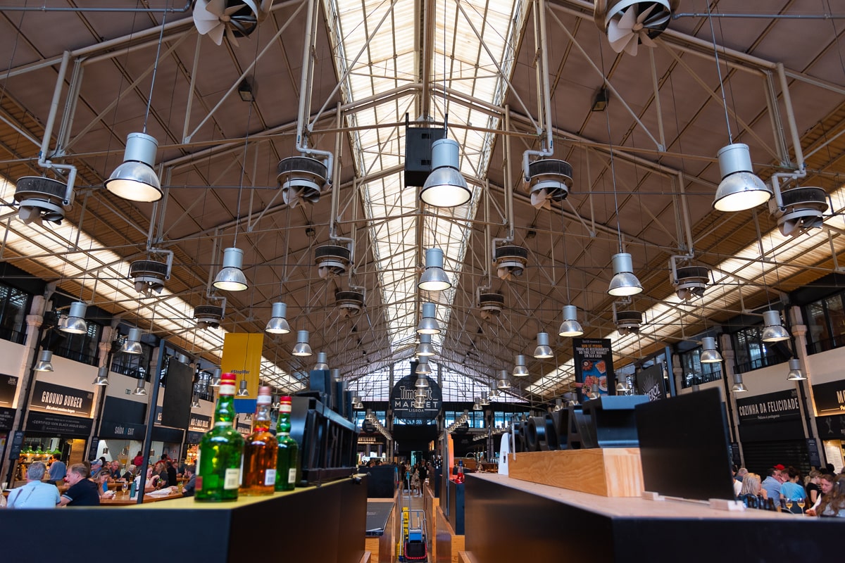 L'intérieur du food court à Lisbonne