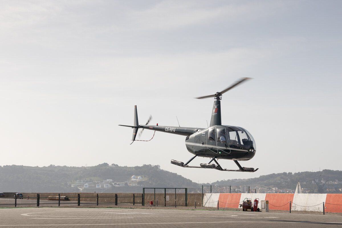 Atterrissage d'un hélicoptère à l'héliport de Lisbonne