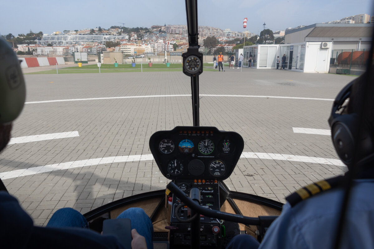 Vue dans l'hélicoptère avant le décollage à Lisbonne