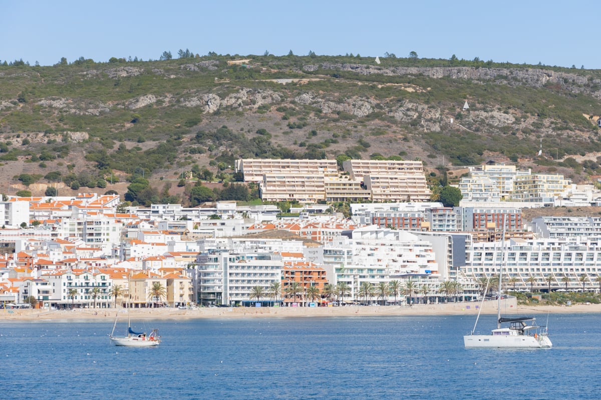 Vue sur Sesimbra depuis le bateau