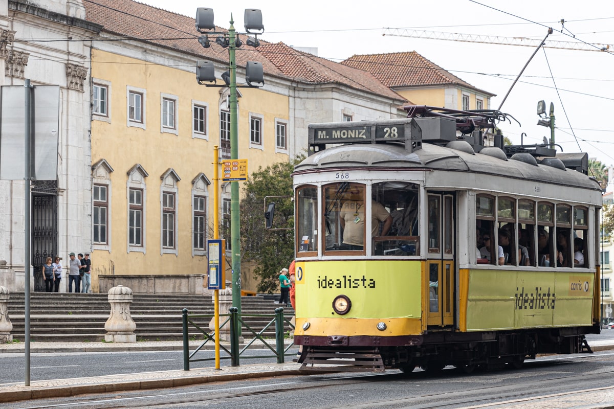 Le tram à la station Martim Moniz