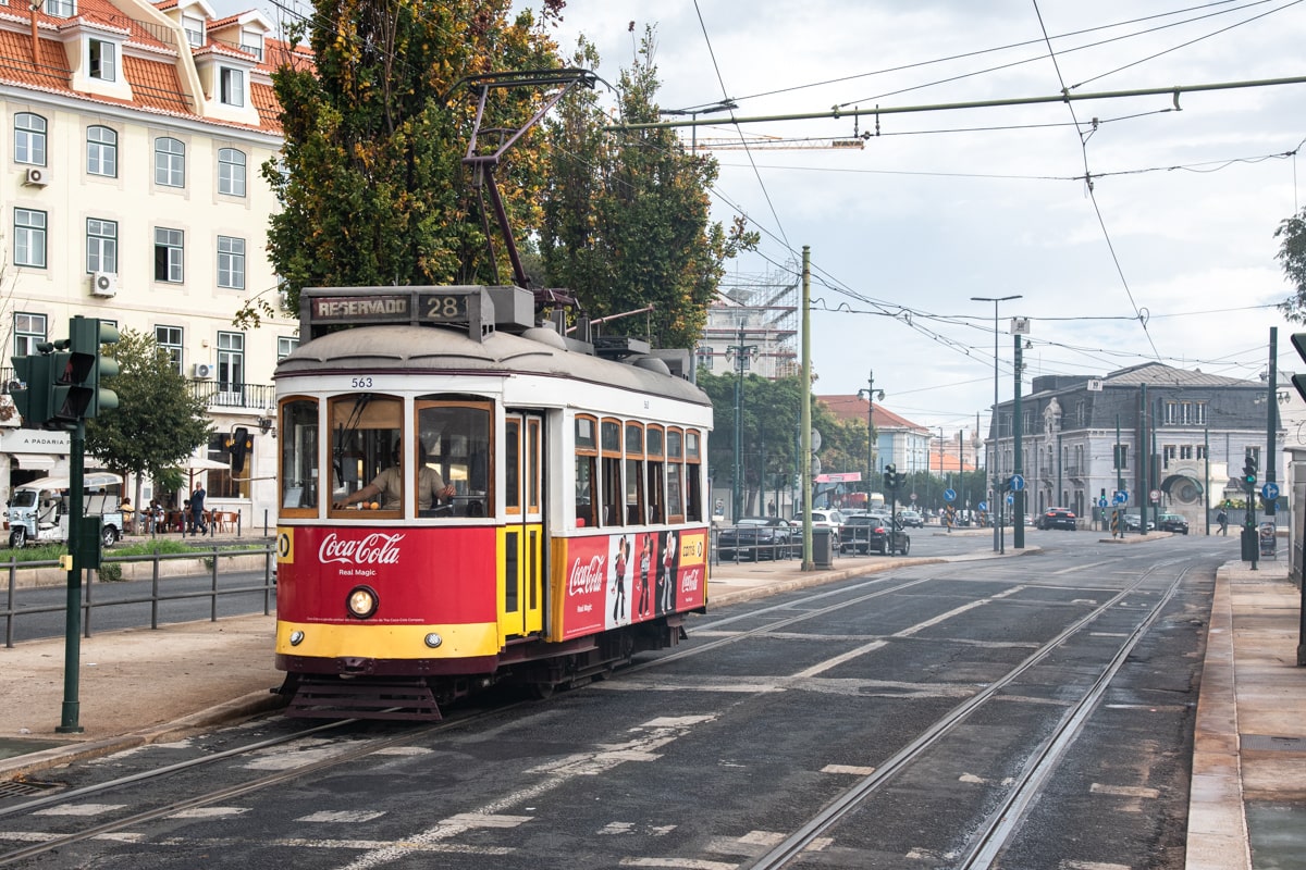 Tram rouge sur les rails à Lisbonne