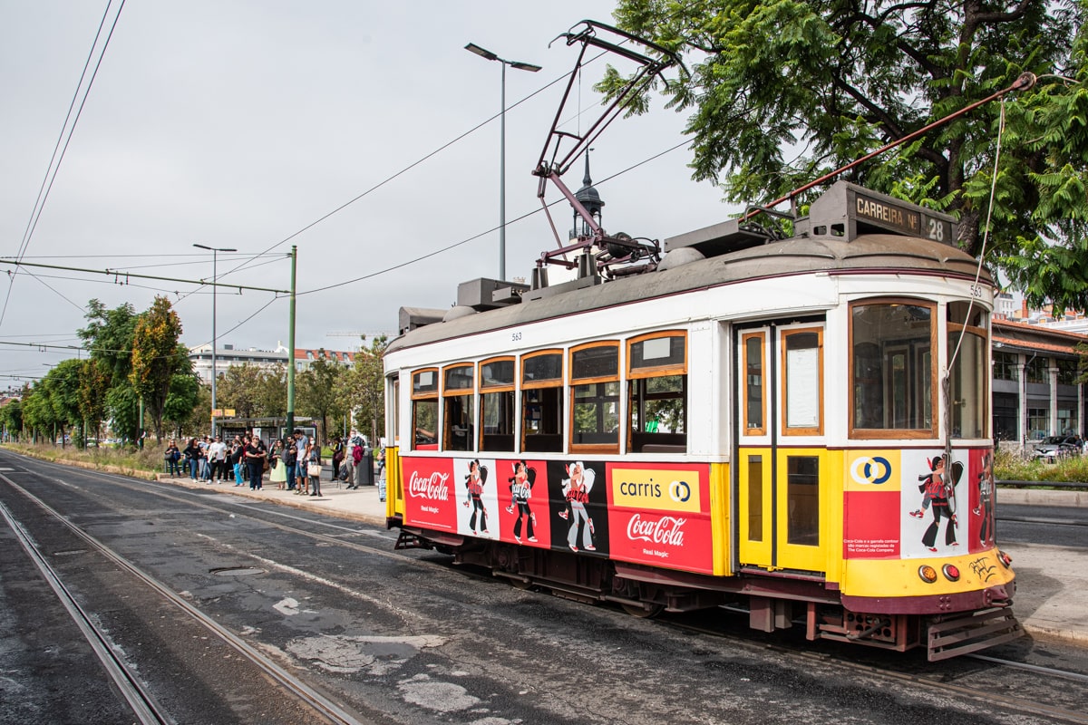 Tram à une station de Lisbonne