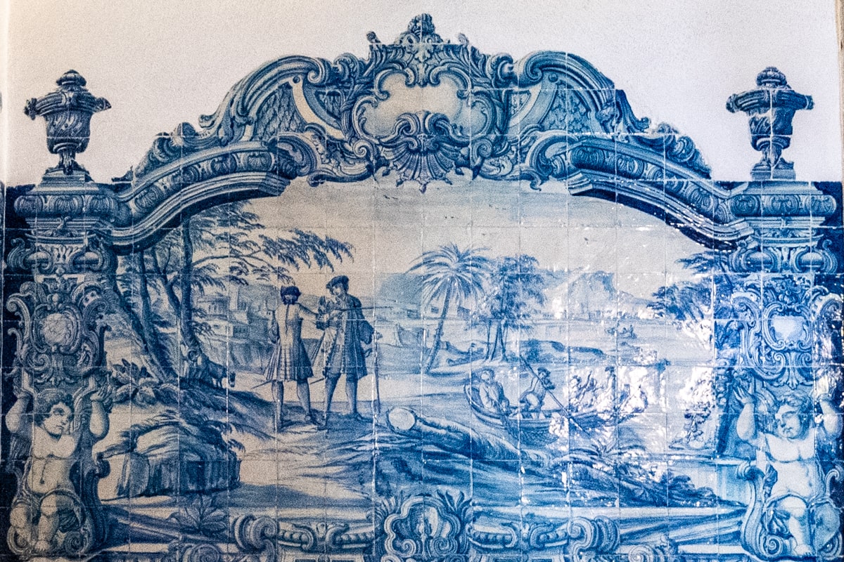 Scène sur des azulejos dans le Monastère de Saint Vincent de Fora