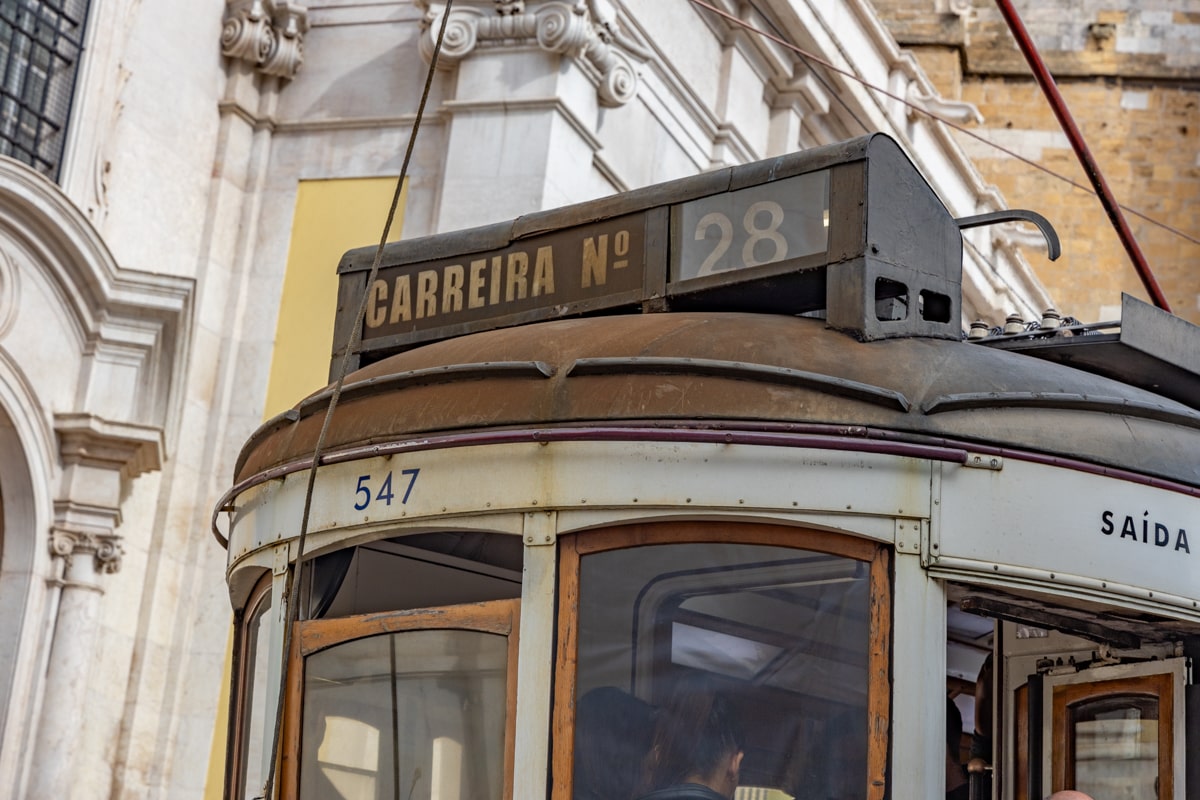 Tramway 28 dans le quartier d'Alfama à Lisbonne