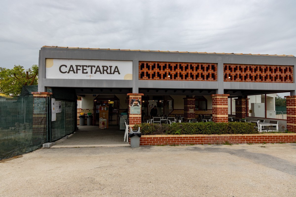 La cafétéria sur l'esplanade du sanctuaire du Cristo Rei.