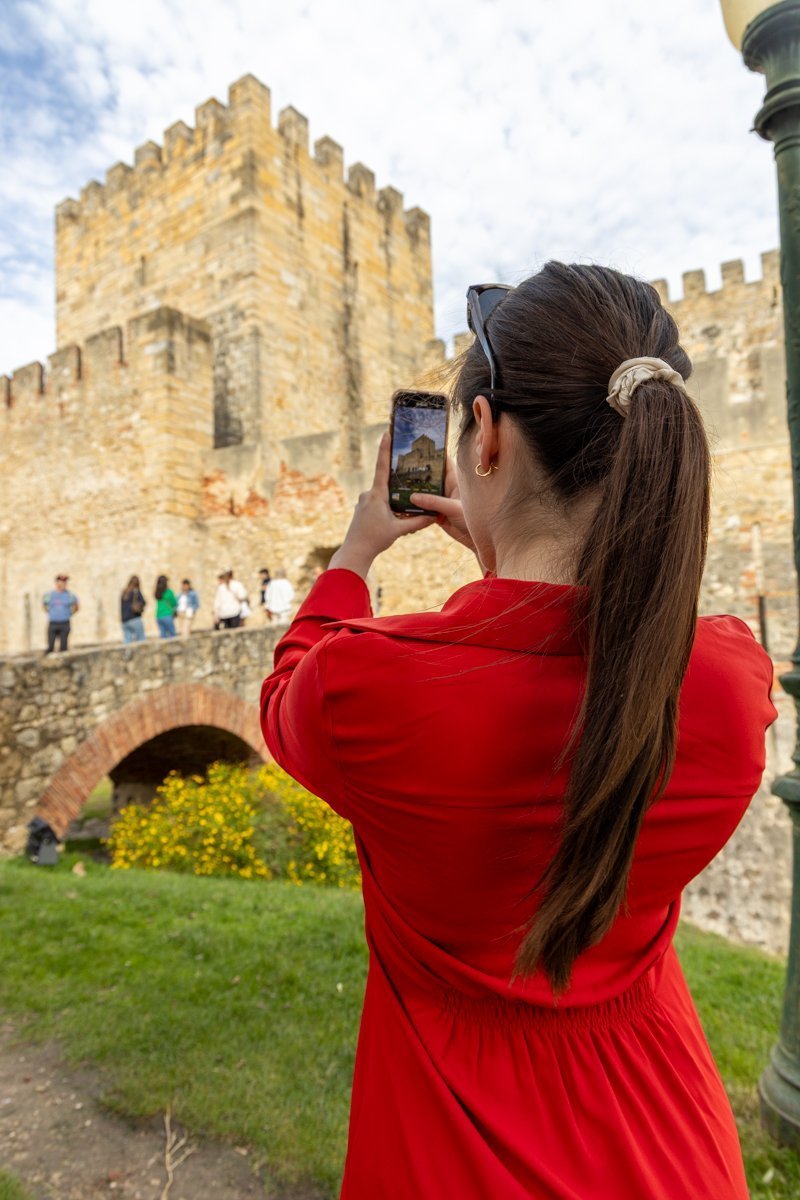 Personne qui prend en photo le château