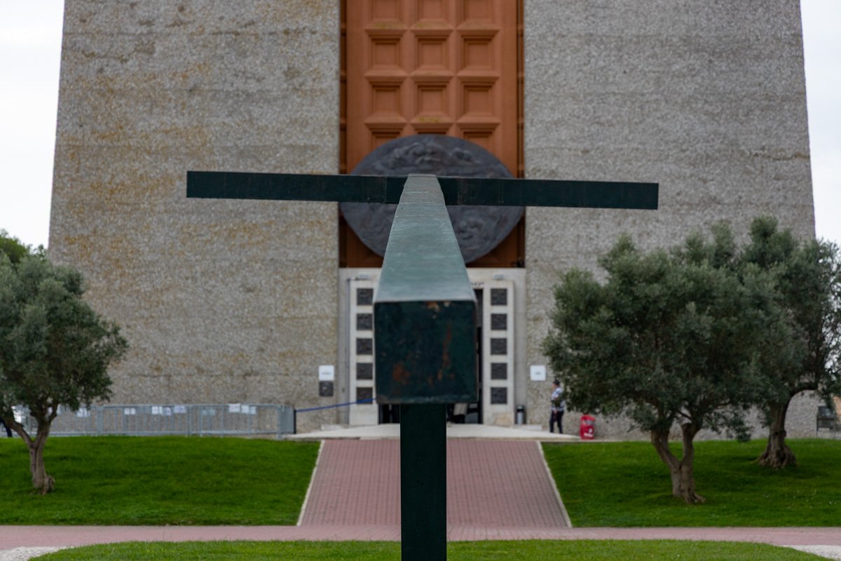 La "Grosse Croix" sur l'esplanade du sanctuaire du Cristo Rei.
