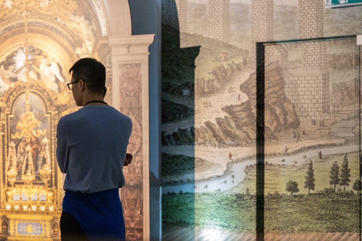 Monsieur avec un audioguide dans le musée