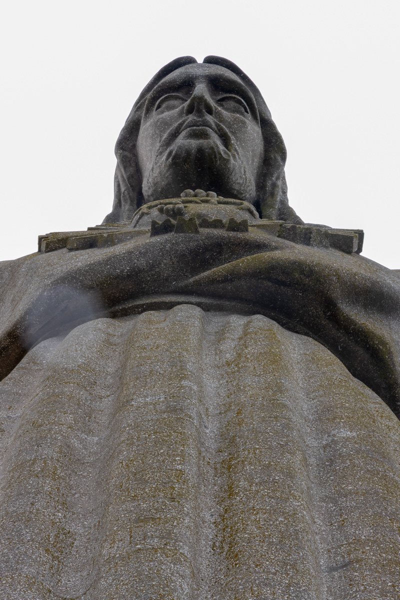 Vue sur la statue depuis la terrasse d'observation en haut du socle.