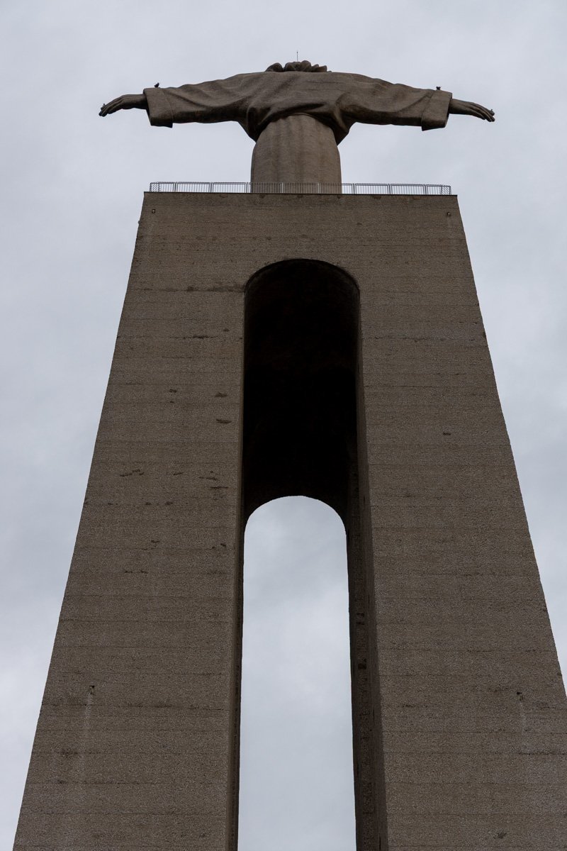Observer le Cristo Rei depuis l'esplanade