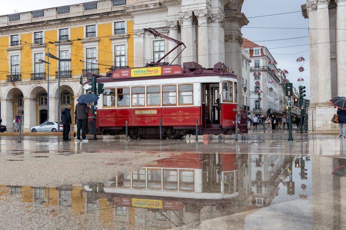 Tramway sur la place du commerce, en bas de l'arc de triomphe de la rue Augusta, Lisbonne