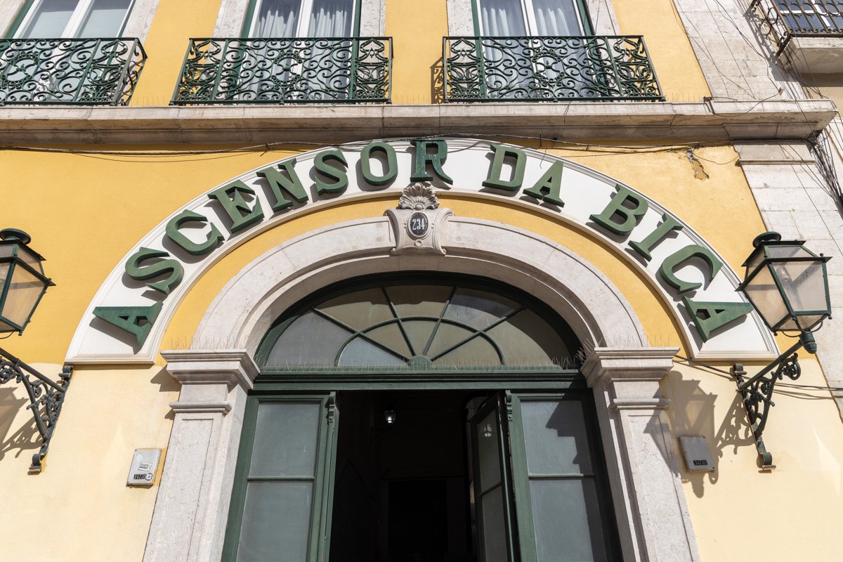 Arche de l'entrée de l'Ascensor da Bica, Lisbonne