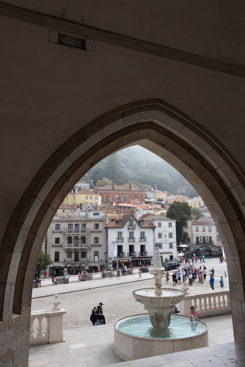 Arche à l'entrée du palais, avec vue sur une fontaine