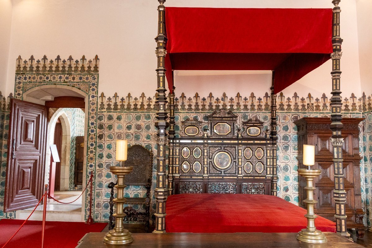 Lit rouge dans une chambre