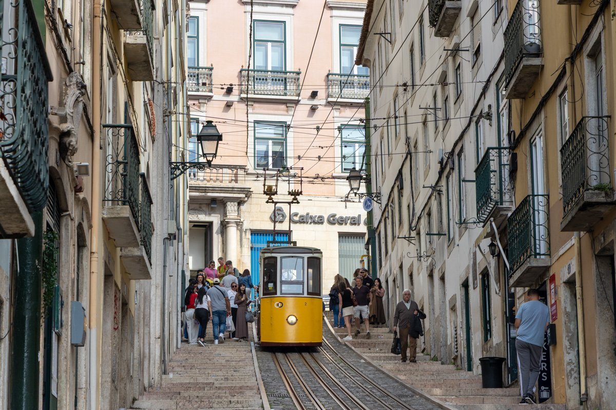 Départ de l'ascensor da bica, Lisbonne