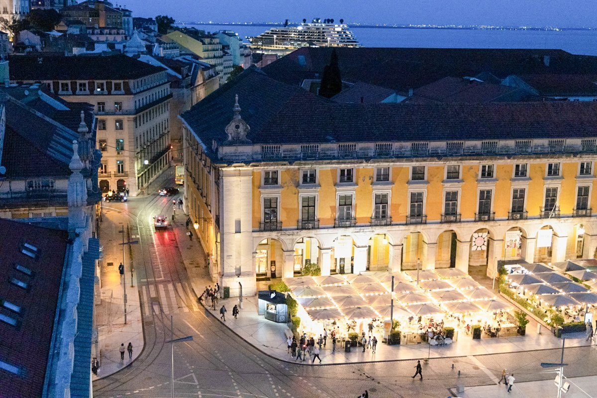 Vue sur la place du commerce de Lisbonne depuis l'arc de triomphe de la rue augusta