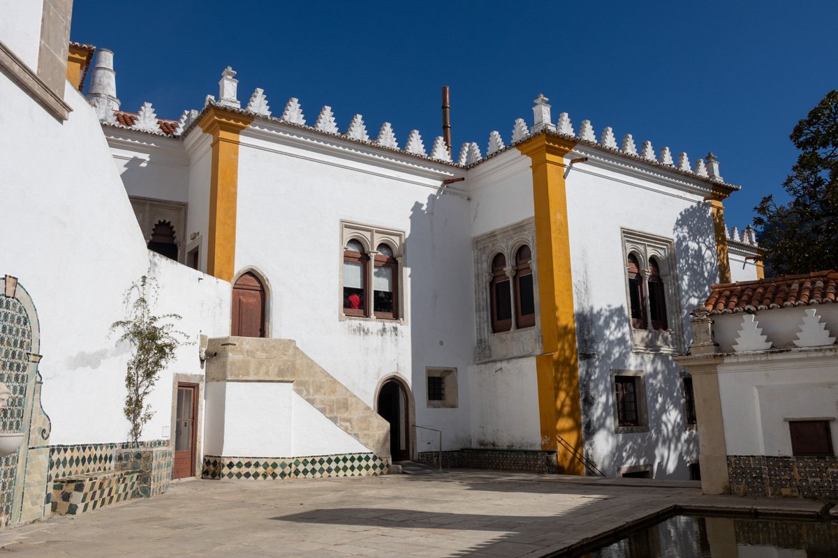 Façades bordant la cour intérieure