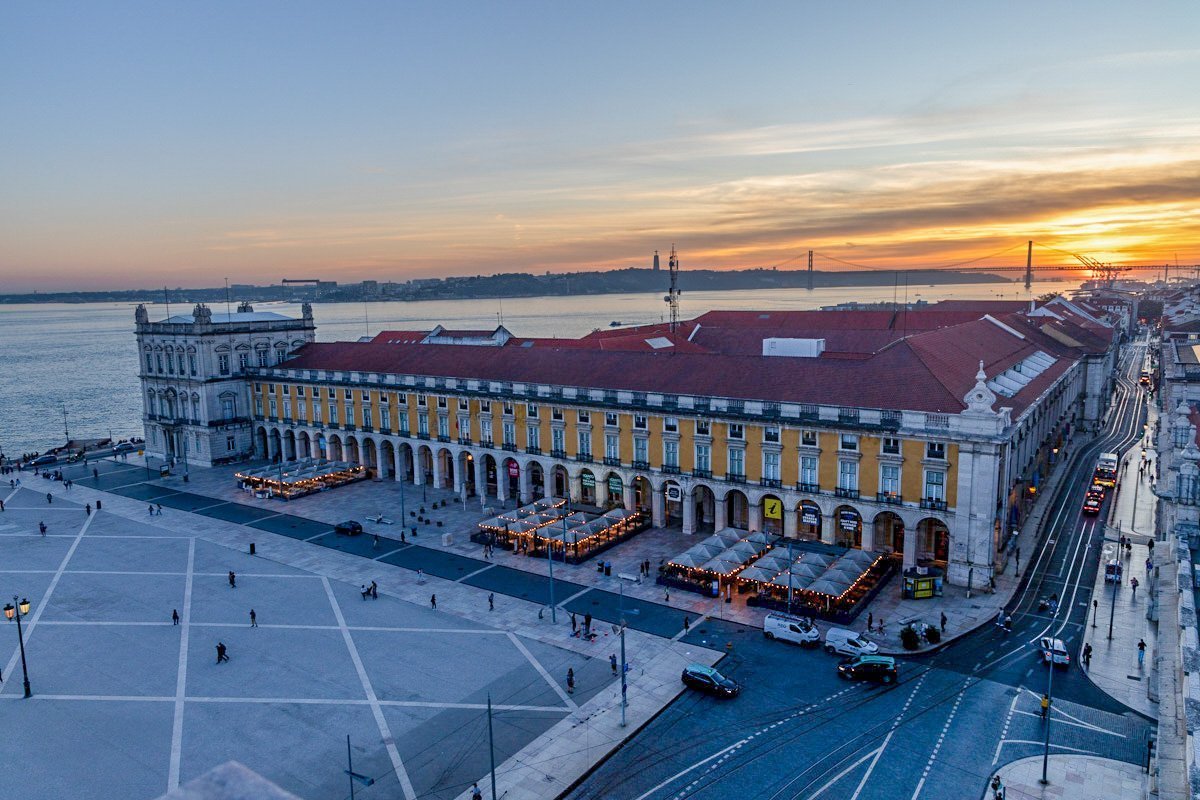 Coucher de soleil derrière la place du commerce