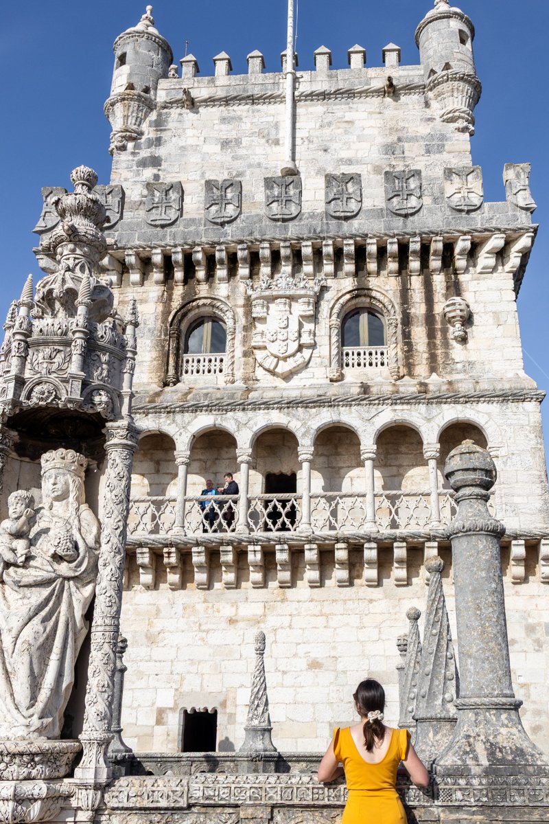 Personne devant la façade de la tour