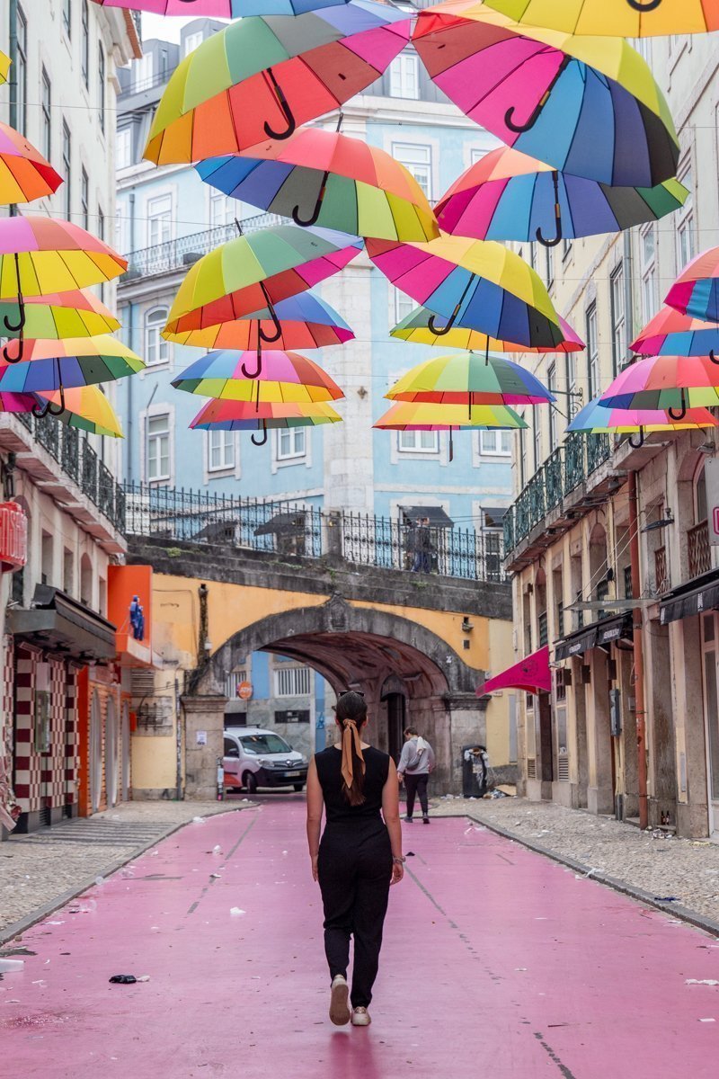 Personne qui marche dans la Pink Street