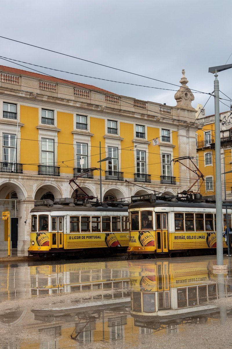 Tramway en bas de l'arc de triomphe de la rue augusta, lisbonne