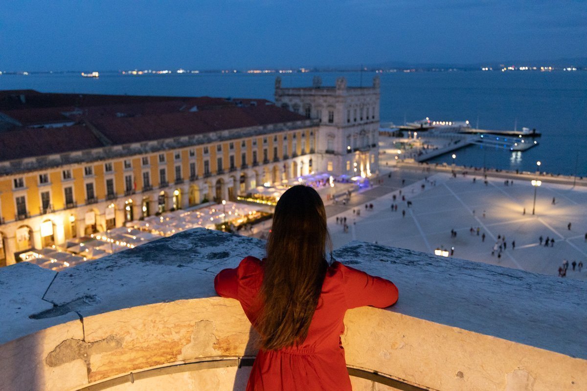 Vue sur la place du commerce depuis l'Arc de Triomphe de la rue Augusta de nuit, Lisbonne