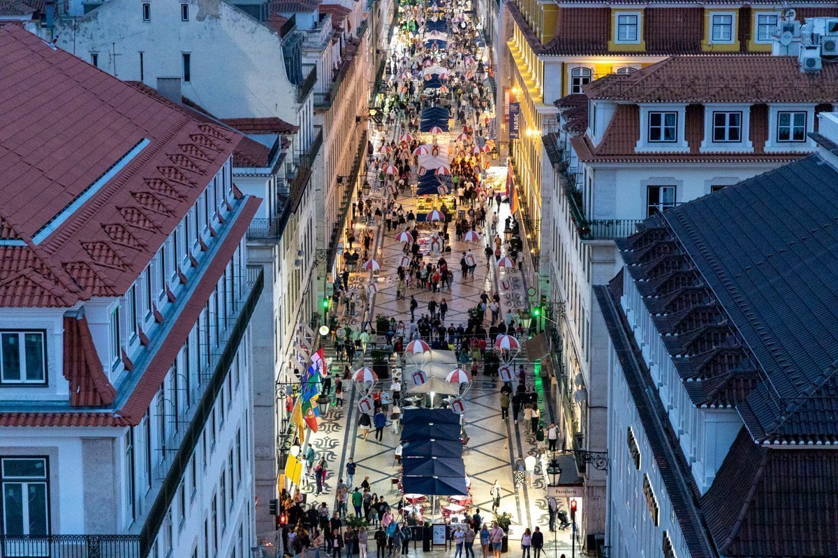 Vue sur la rue Augusta depuis l'Arc de Triomphe de la rue Augusta de nuit, Lisbonne