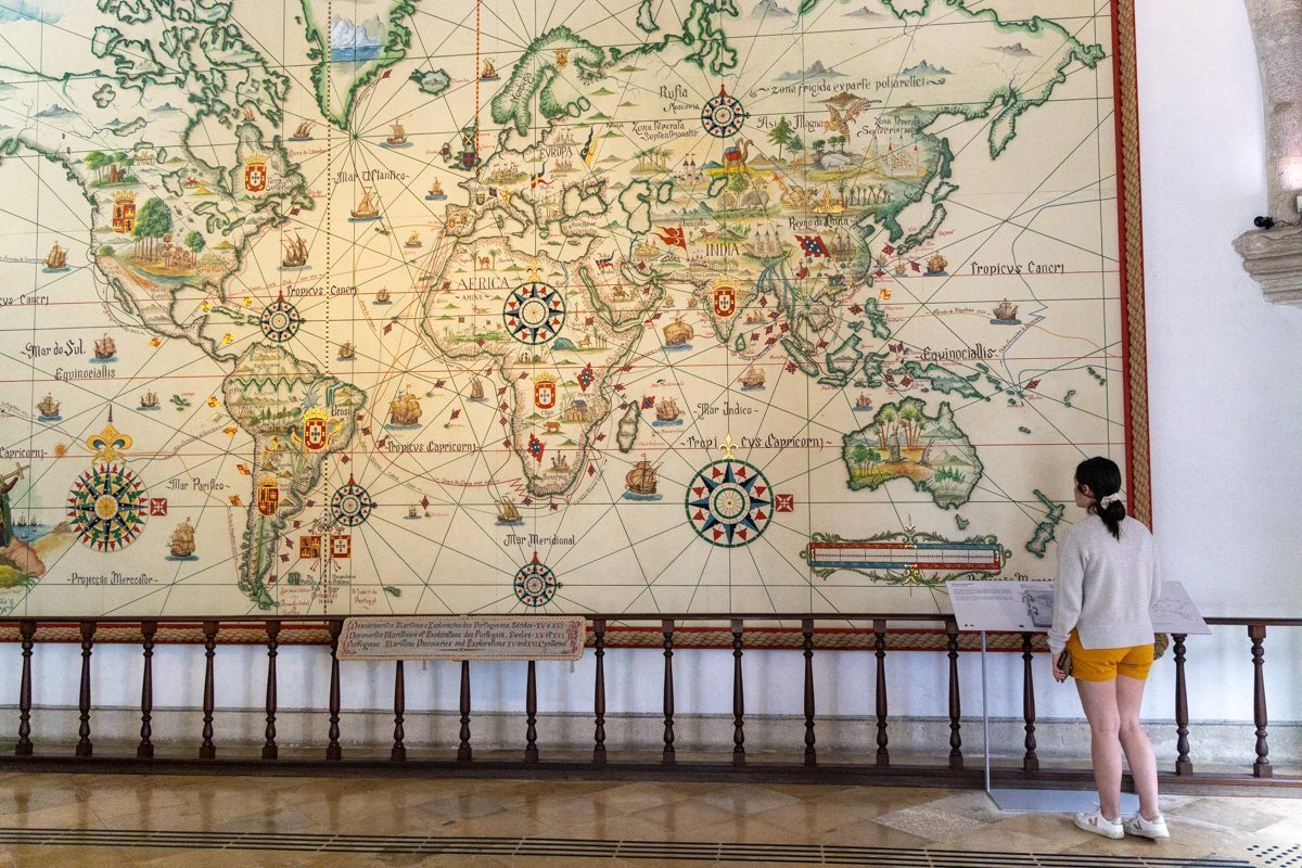 Une femme qui regarde le planisphère de la salle de découvertes