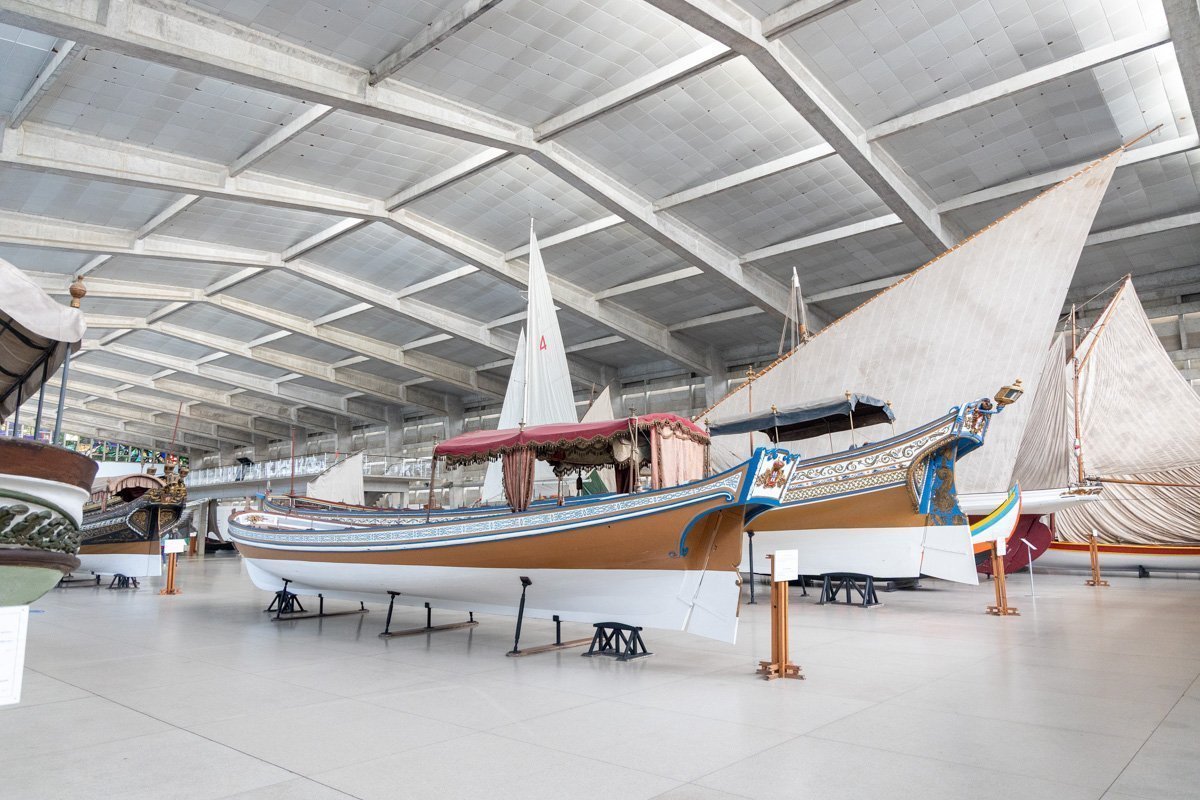 Bateaux dans un hall