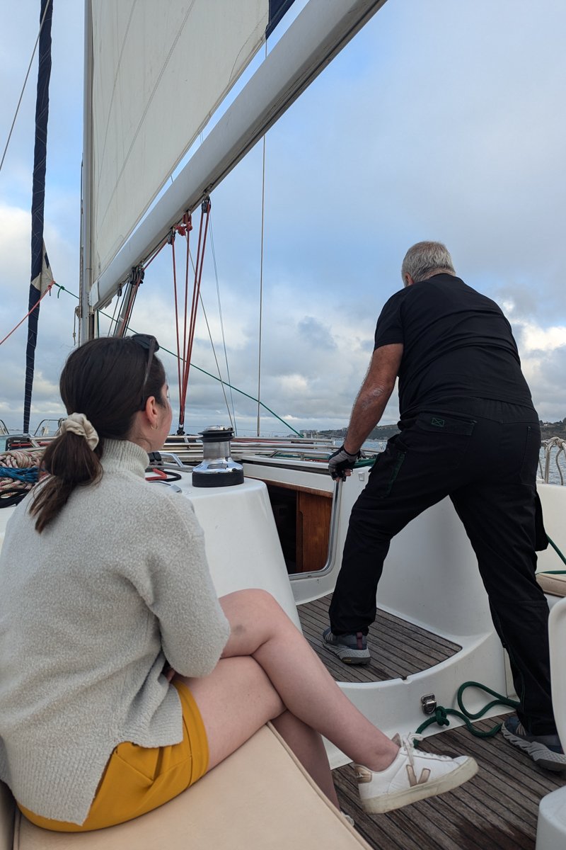 Capitaine qui prépare le bateau pour la sortie en mer