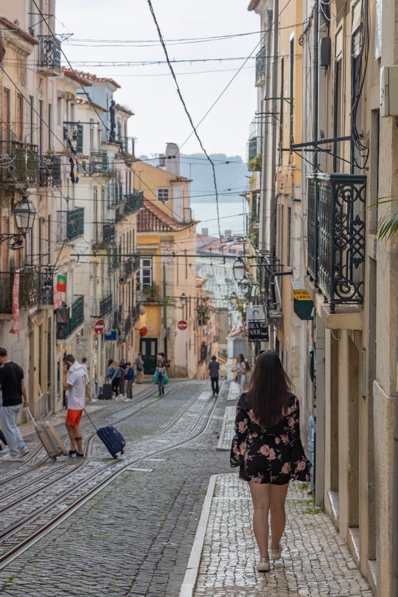 Balade dans une rue à Bairro Alto