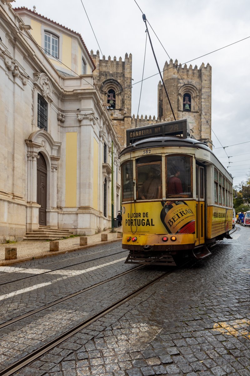 Tramway passant devant la Cathédrale de Sé