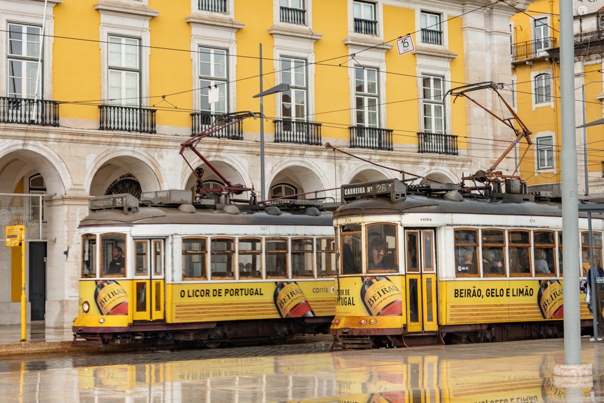 Tramways sur la place
