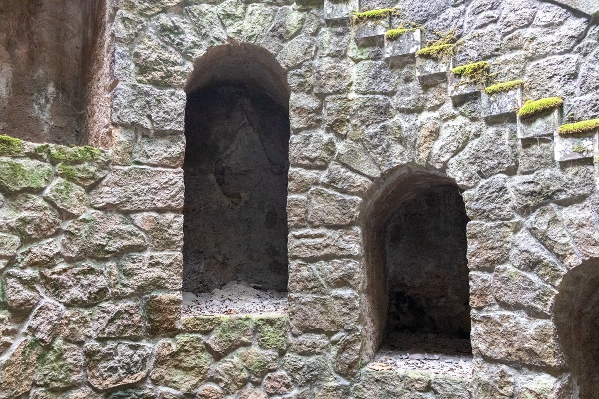 Trous dans le mur du puit initiatique