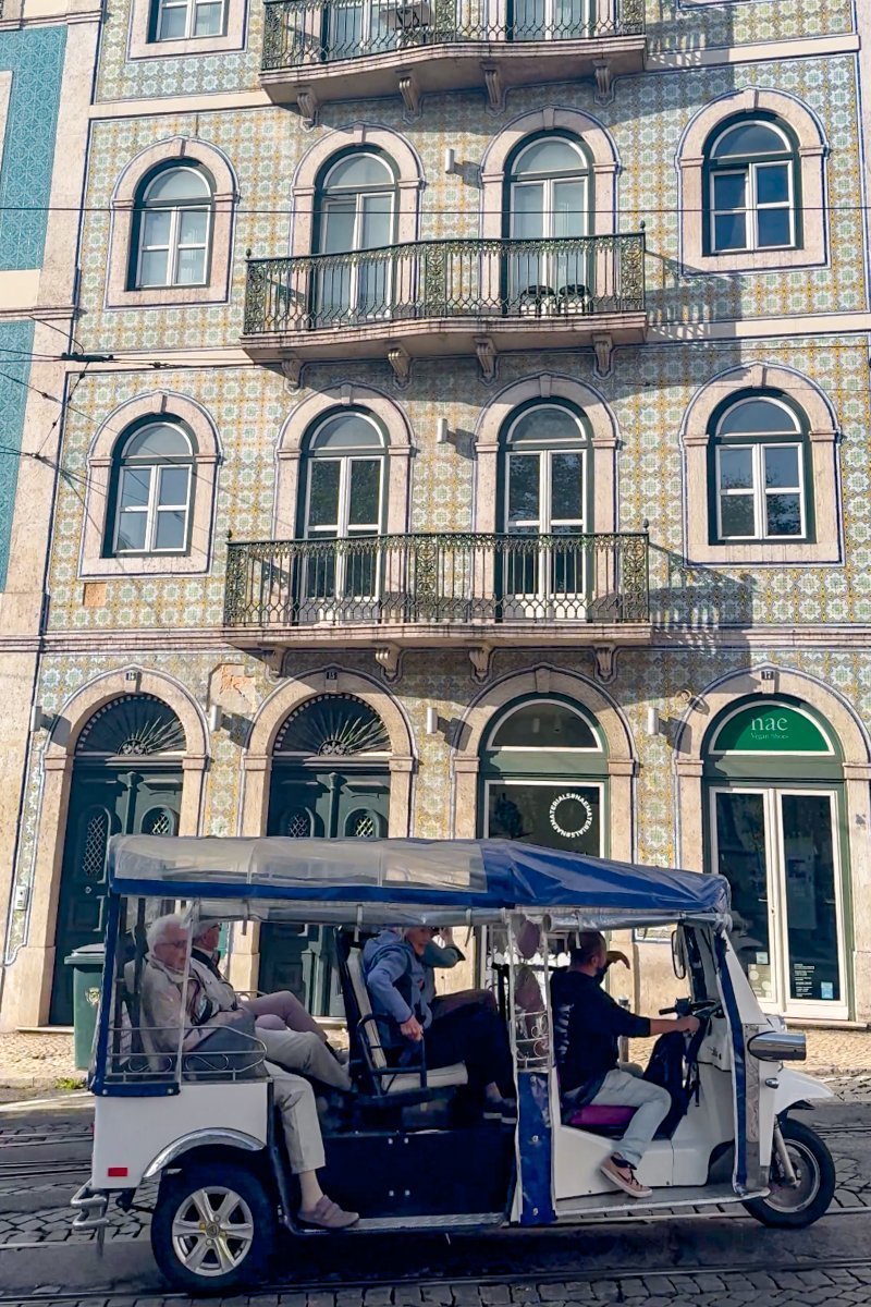Passage devant une façade en azulejos